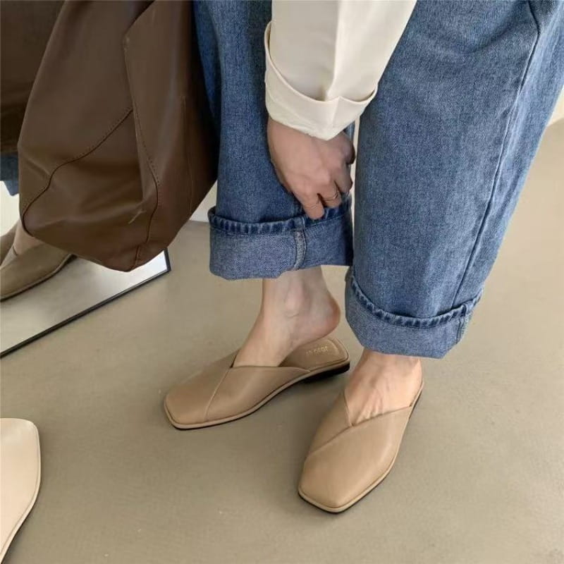Beige flache Ledermules mit quadratischem Zehenbereich, mit elegantem minimalistischen Design und einer weichen Lederoberseite.