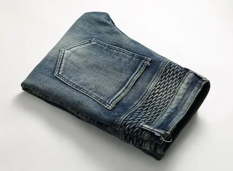 Une paire de jeans de moto pour hommes en denim foncé, présentant une coupe slim délavée, avec un motif tissé texturé le long de la couture latérale et une poche arrière classique, vue depuis l’arrière.