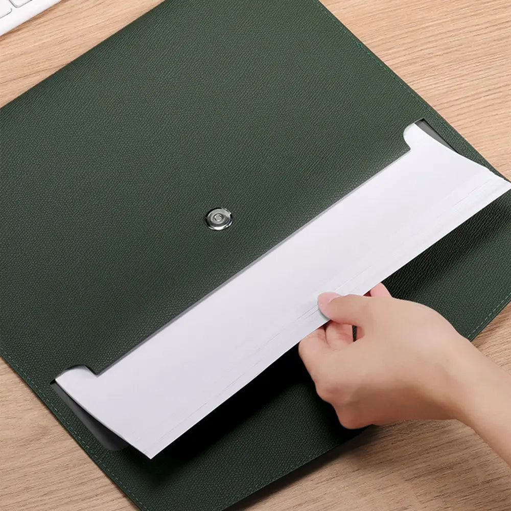 Dunkelgrüne, strukturierte, personalisierte A4-Ledermappe mit silbernem Druckknopfverschluss, ausgelegt für die geschäftliche Büroverwendung.