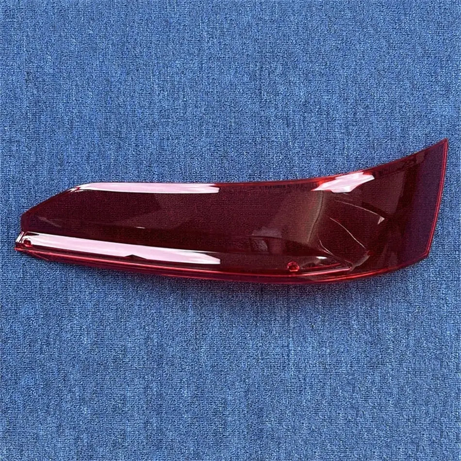 Couvre-car­ter de remplacement du feu arrière Audi Q7 2020-2024 doté d’un plastique rouge brillant avec un design aérodynamique courbé.