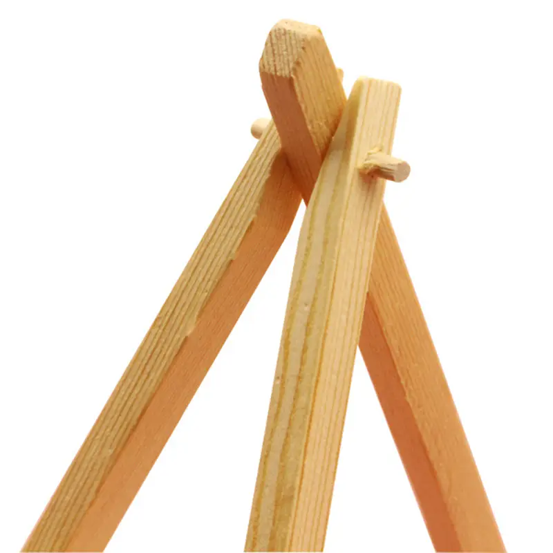 Chevalet en bois de couleur claire avec finition naturelle veinée du bois et construction simple et robuste pour la décoration d’engagement de mariage et la décoration d’anniversaire.