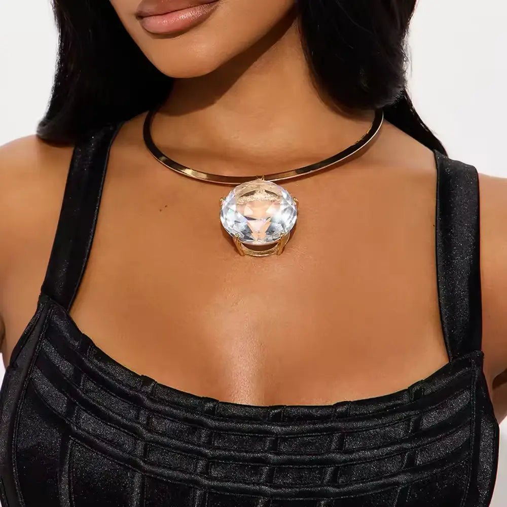 Goldfarbene Choker-Kette mit großem klarem facettiertem Strassstein-Kristallanhänger, entworfen als Partyschmuck.