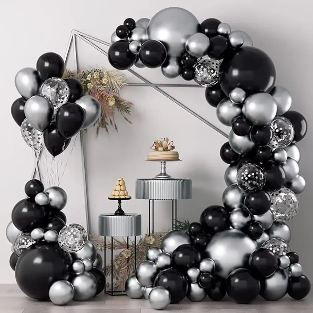 Eleganter Ballonbogen aus Schwarz, Silber und Metall mit glitzernden Akzenten aus dem schwarzen und goldenen Ballonbogen-Set für Partys.