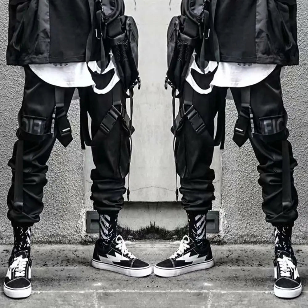 Pantalon cargo joggers streetwear pour hommes en tissu tactique noir, avec plusieurs bretelles et poches, offrant une finition mate élégante.