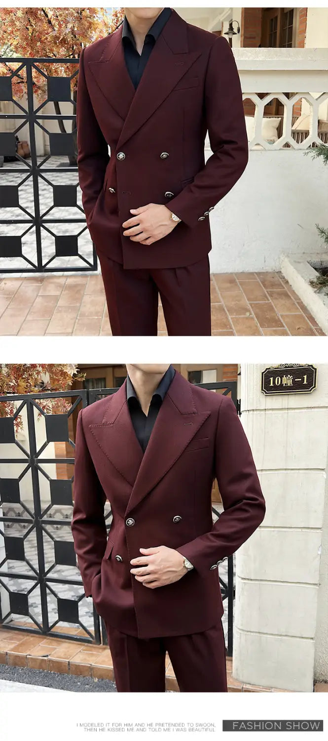 Ein eleganter bordeauxroter zweireihiger Mantel für Herren mit maßgeschneidertem Schnitt und passenden Hosen, entworfen für die Winterbekleidung.