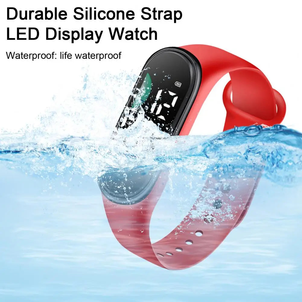 Reloj electrónico con correa de silicona roja, pantalla de letra grande, visualización LED y diseño impermeable para uso deportivo