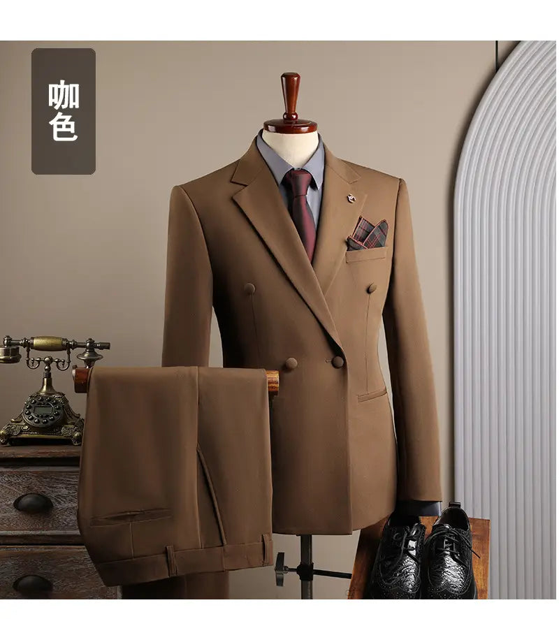 Ensemble costume d’affaires pour homme camel slim fit à double boutonnage, confectionné avec précision, avec revers crantés et pantalon assorti, présenté sur un mannequin, idéal pour les occasions d’affaires en mode masculine et de soirées décontractées.