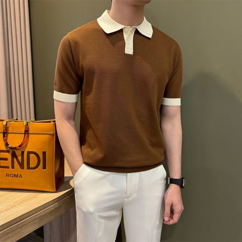 Camiseta tipo polo de punto con bloques de color marrón con cuello y puños de las mangas a contraste color crema, confeccionada en material de punto suave.