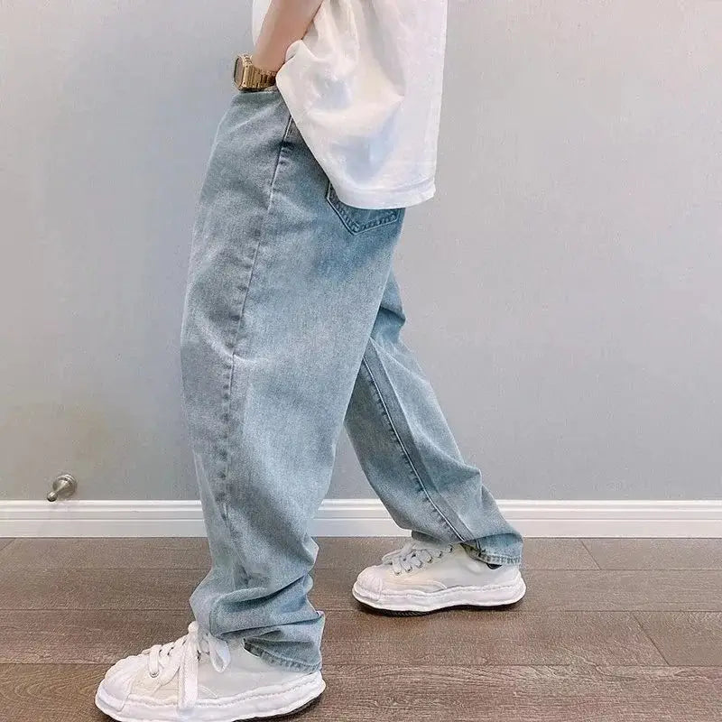 Pantalon cargo en jean à jambes larges à effet délavé clair avec broderie croisée noire, à coupe décontractée et à jambes larges