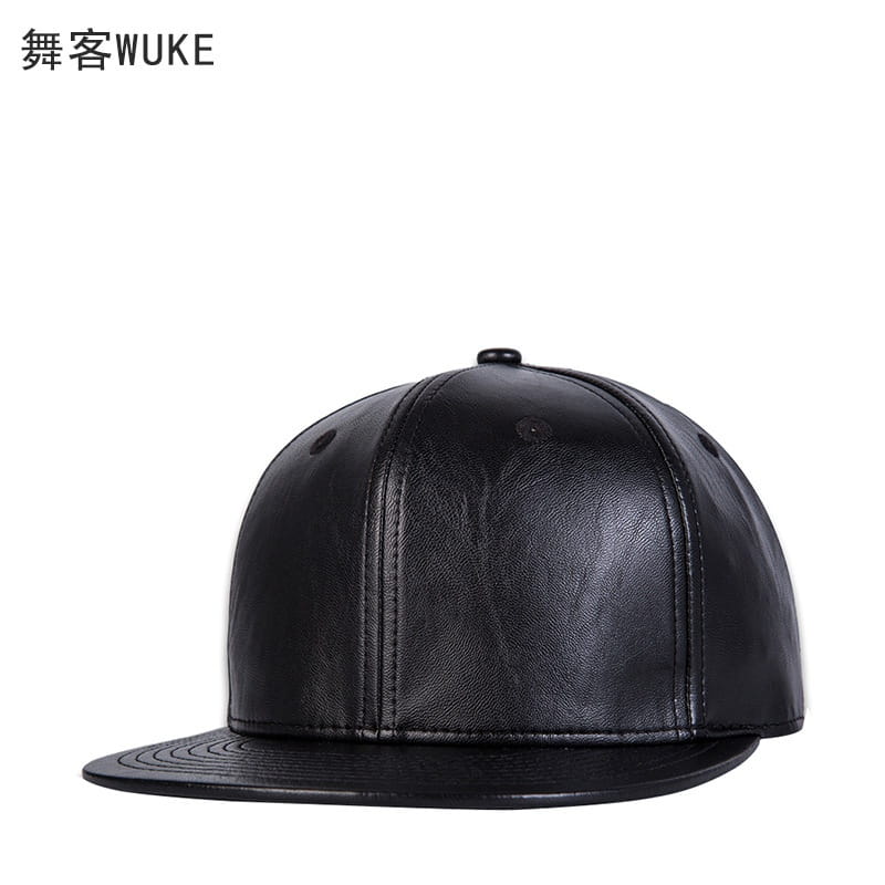 Gorra tipo snapback de cuero negro con visera plana, que presenta paneles cosidos y una visera plana elaborada en cuero negro.