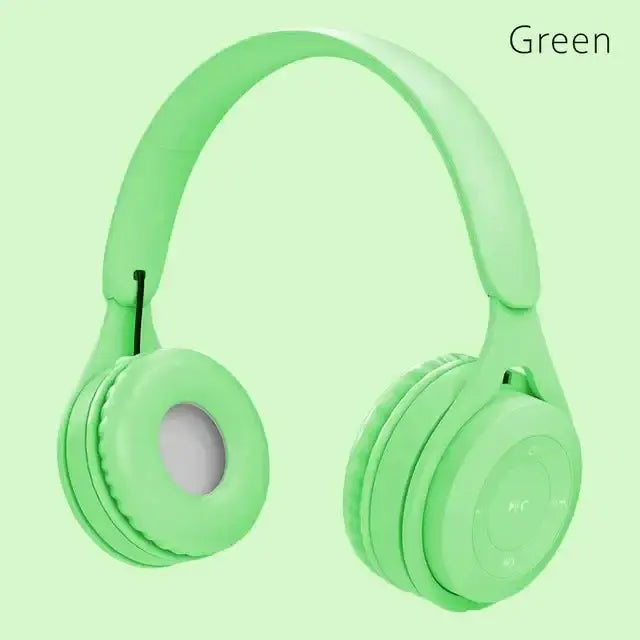 ミントグリーンのワイヤレス・オーバーイヤーBluetoothヘッドホン。やわらかいパッド付きイヤーカップ、洗練されたモダンデザイン、充電時間をさらに高め、5mmオーディオ接続に対応する3.5mmオーディオポート。