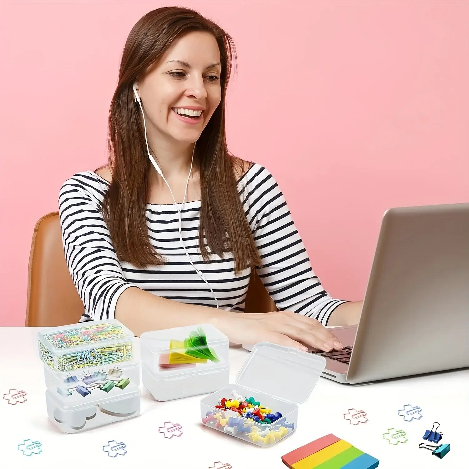 Boîtes de rangement en plastique transparent pour travaux manuels et strass, remplies de trombones colorés et de fournitures de bureau.