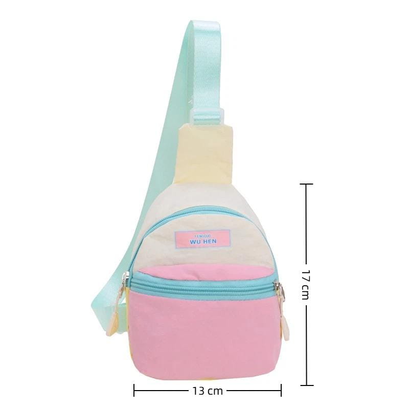 Pastellfarbene Kinder-Umhängetasche als leichter Brustbeutel mit einem Design in Pastellfarben: unterer Abschnitt in Pink, Oberkörper in Creme und Riemen in Mintgrün.