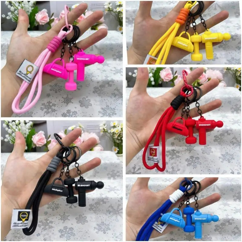 ピンク、イエロー、レッド、ブラック、ブルーのシリコンで作られたフィットネス用ダンベルのキーチェーンです。ミニチュアダンベルおよびウエイトリフティングバーのデザインが施されています。ジムバッグのチャームとしてご使用いただけます。