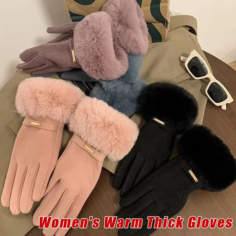 Weiche, samtige Damen-Touchscreen-Winterhandschuhe in Pastellrosa und Schwarz mit Kunstfellbündchen und metallisch goldfarbenen Akzenten, entwickelt für einen windabweisenden Schutz.