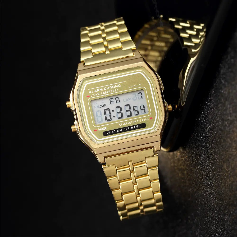 Des hommes en or ont conduit une montre numérique avec un cadran rectangulaire et un bracelet à maillons métalliques en acier inoxydable.