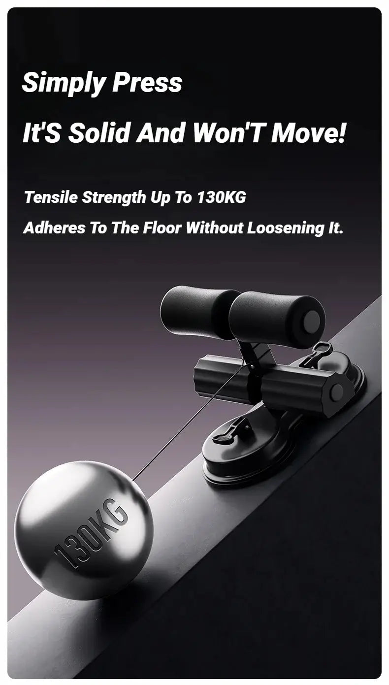 Barra de ventosas ajustable para abdominales en negro con soporte ajustable del tobillo, que incorpora un accesorio de banco de pesas con ventosa negra, con un balón metálico de 130 kg colgado de su cable.