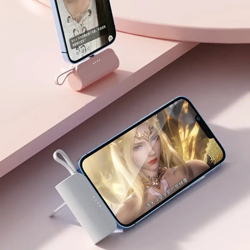 筐体素材の外装を備えた白色の円筒形ミニモバイルバッテリー（急速充電対応）で、大容量、ループハンドル、3つのインジケーターランプを備えた携帯電話用充電器です。