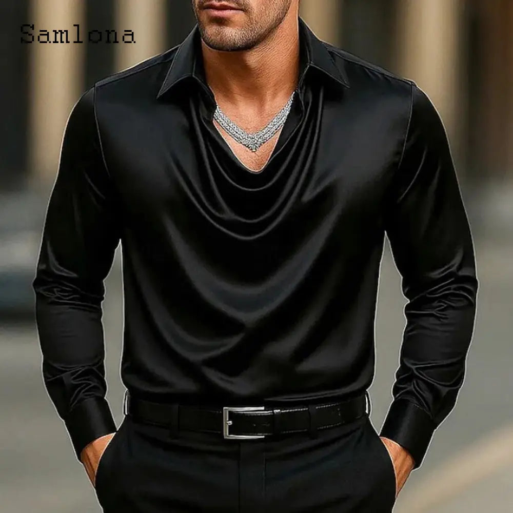 Schwarzes Satin-Herrenhemd mit langen Ärmeln und drapiertem Schalkragen, entworfen für elegantes Auftreten.