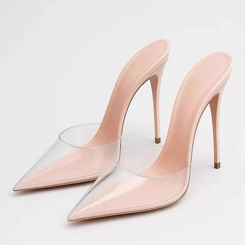 Des mules à enfiler en satin rose, avec des embouts en plastique transparents à bout pointu et de hauts talons aiguilles.