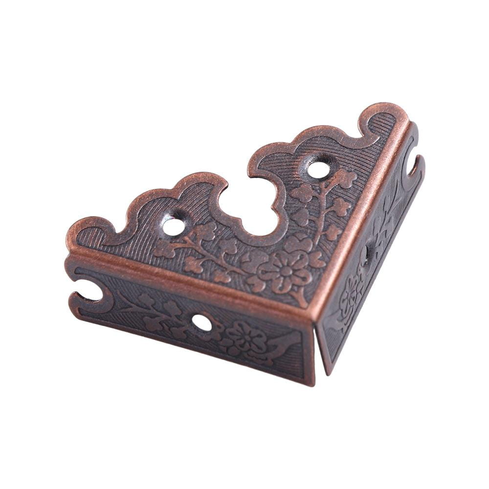Antike bronzefarbene dekorative Eckwinkel aus Metall mit kunstvoller floraler und scrollenartiger Gravur, dienen als Möbel-Schutzvorrichtung.
