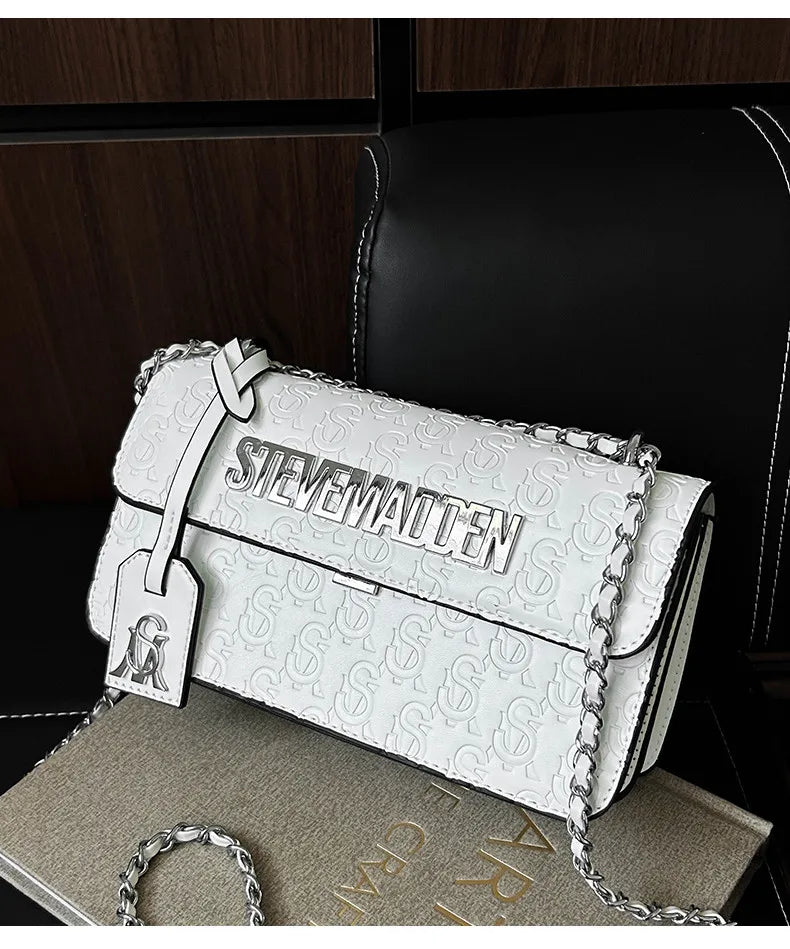 Steve Madden gesteppte Umhängetasche aus weißem Leder mit Kettentrageriemen in Silberoptik und Relief-Logo-Details.