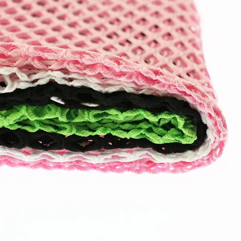 Chaleco sin mangas transpirable de camiseta interior de malla para hombre confeccionado con tejido de malla crochet vibrante de varios colores, con capa exterior rosa y secciones en negro, verde neón y blanco.