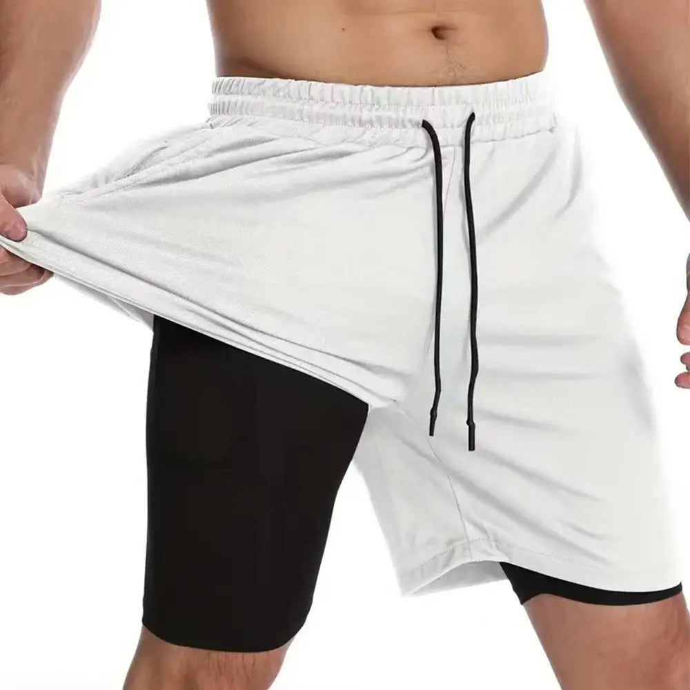Weiße Sportshorts mit schwarzen Kordelzügen und integrierten schwarzen Kompressionsunterhosen aus dem Herren-Anime-Kompressionsshirt- und -Shorts-Set, ausgelegt für sportliche Nutzung.