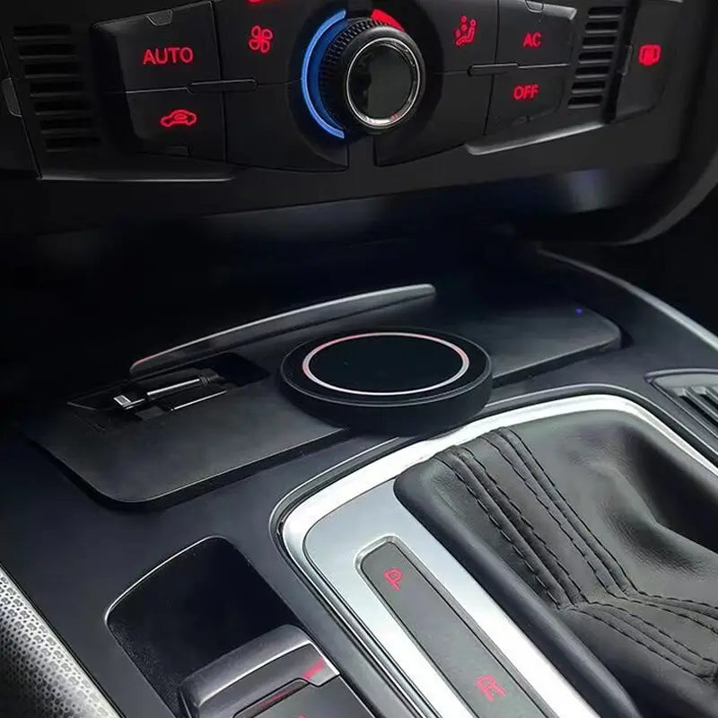 Schwarzes, rundes magnetisches kabelloses Autoladegerät mit leuchtendem blauem Ring, auf der Mittelkonsole eines Audi Q5 A4L platziert.