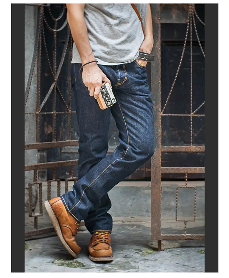 Jeans en denim bleu foncé avec surpiqûres visibles et coupe classique, présentés dans la collection de jeans « Red Tornado » en selvedge slim droit 16 oz.