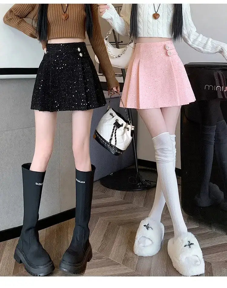 Schwarzer Pailletten-Falten-Minirock mit silberfarbenen Knopfakzenten, von der Rückseite gezeigt, in einem Produkt mit dem Titel „rosa Bouclé-Falten-Minirock“