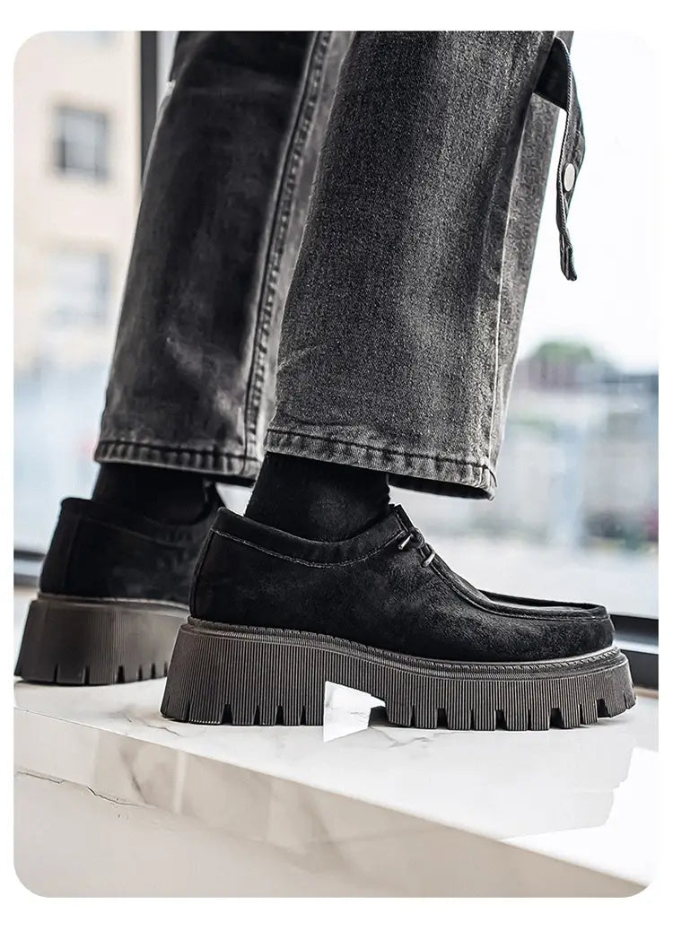Mocassins en suède noir à semelle en caoutchouc massive à texture, conçus comme des baskets décontractées à plateforme en suède à semelle épaisse pour hommes.