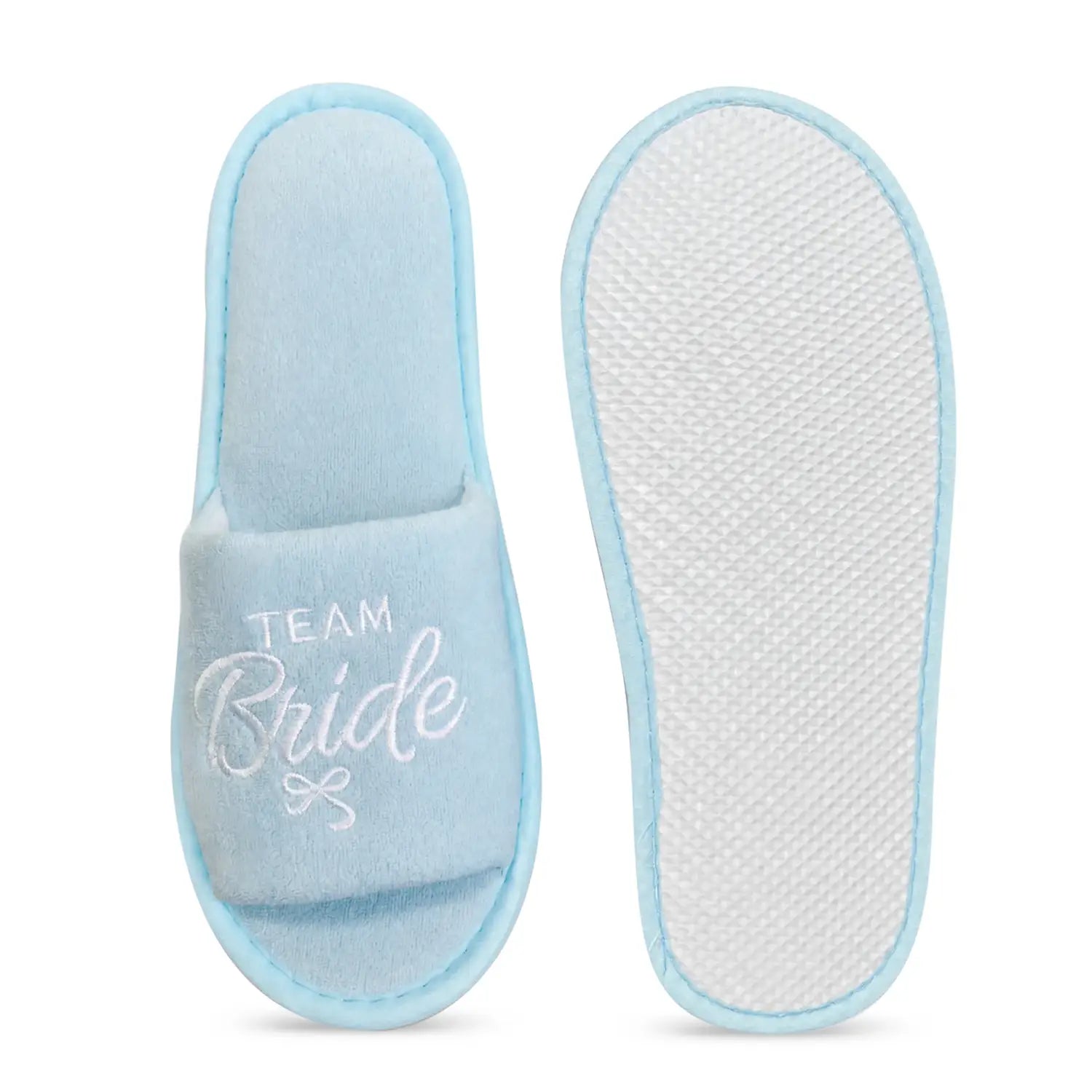 Mule de mariée en peluche bleu clair pour l’équipe, avec la mariée brodée en écriture blanche et un petit détail de nœud.