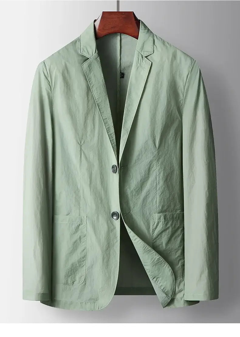 Heller grüner, einreihiger Polyester-Blazer-Mantel-Anzug für Herren mit zwei Knöpfen vorne und Pattentaschen, auf einem Holzkleiderbügel hängend