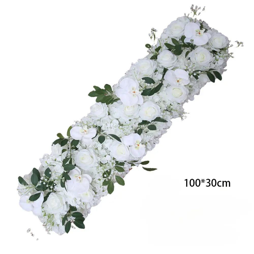 Composition de fleurs de sol pour mariage de rose blanche élégante, présentant des roses artificielles, des orchidées, des hortensias et un feuillage vert.