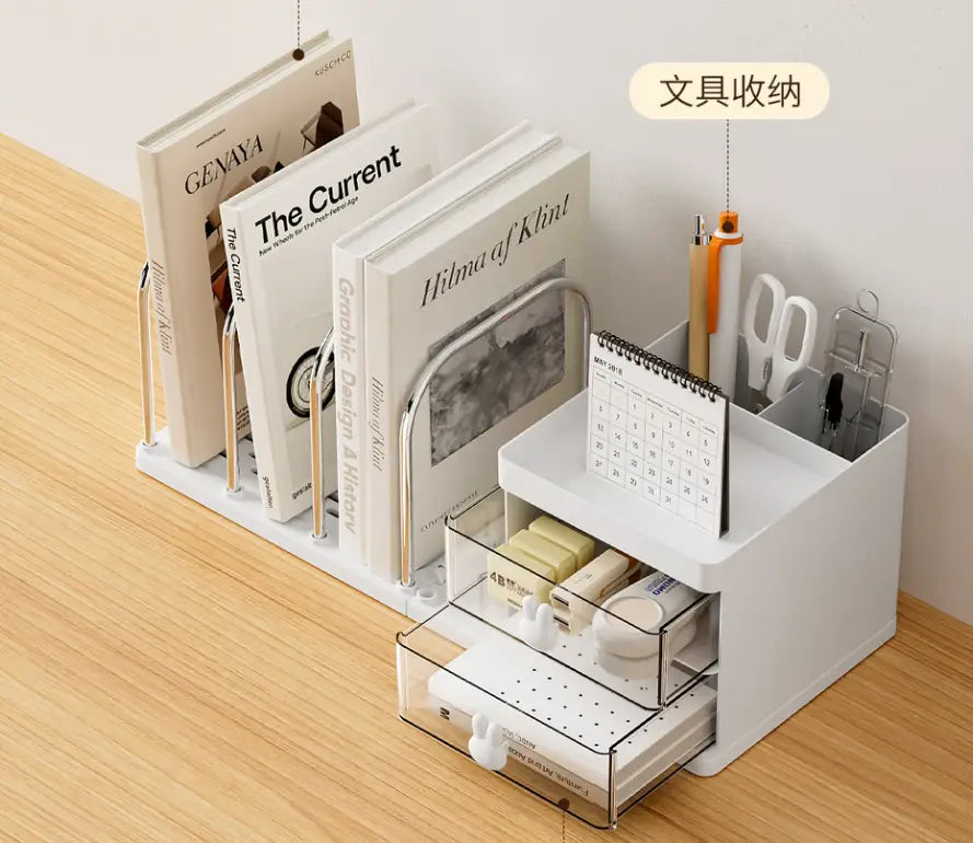 Organisateur de bureau en plastique blanc pour livres avec horloge, tiroirs transparents, rangement multi-compartiments et support pour livres pour un usage au bureau.