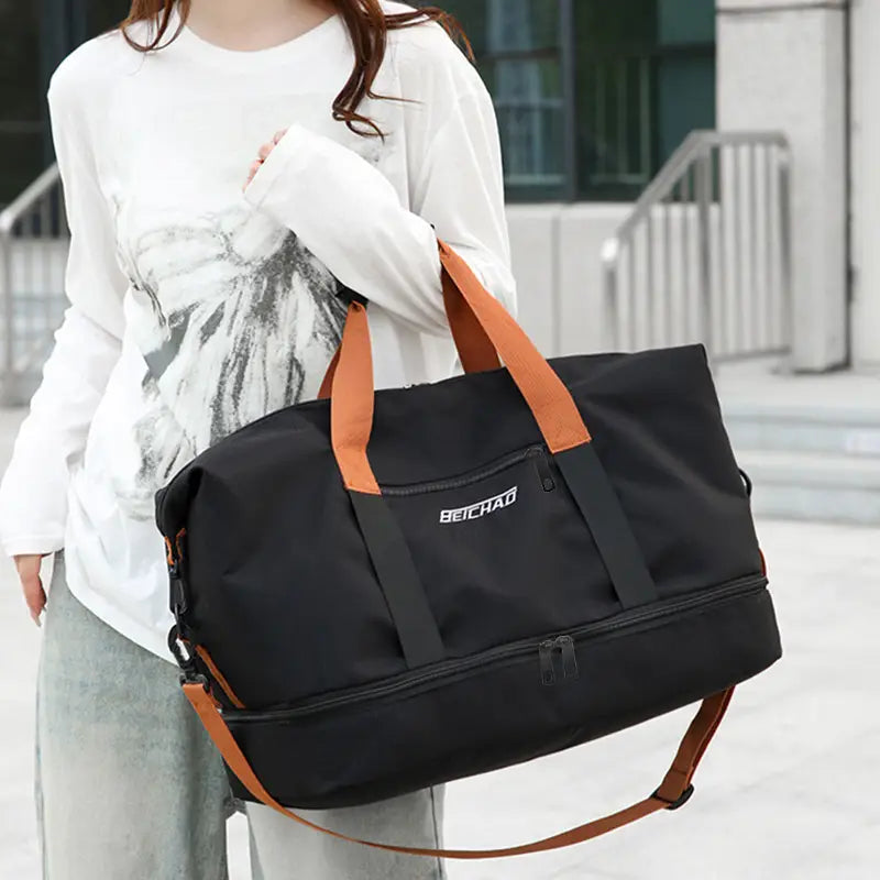 Sac de sport de voyage à double compartiment noir et beige, en matériau Oxford, avec poignées renforcées et bandoulière, conçu pour les séjours de courte durée et le fitness.