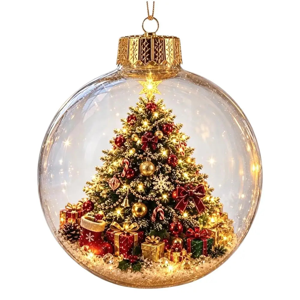 Eine festliche transparente Glas-Globus-Weihnachtszierkugel zeigt einen miniaturisierten, beleuchteten Baum, der mit roten und goldenen Ornamenten, Zuckerstangen, Schleifen und verpackten Geschenken dekoriert ist, eingebettet in Kunstschnee unter einem goldenen Stern.