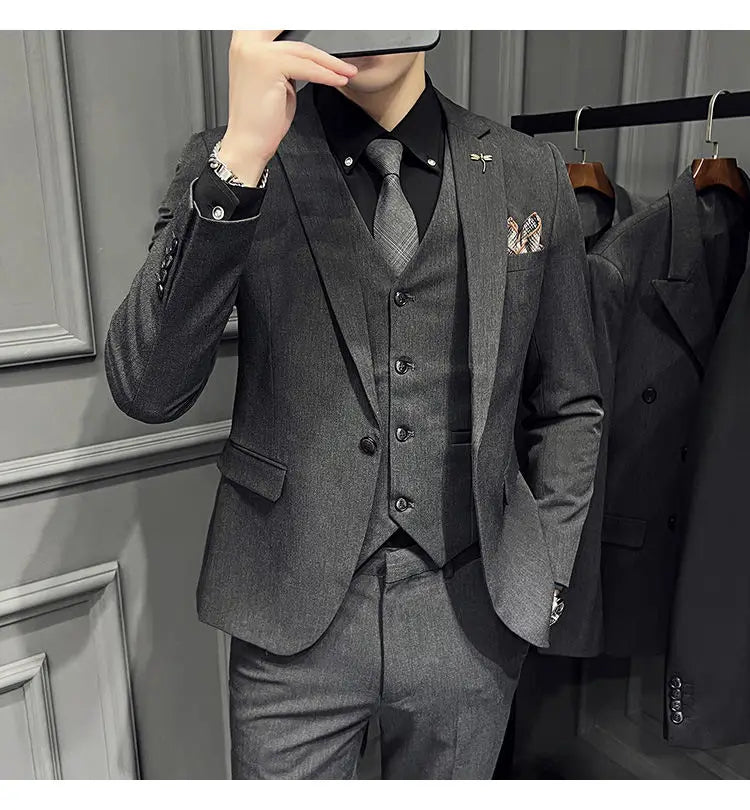 Ensemble de costume trois pièces slim fit gris texturé, avec un motif subtil et un gilet assorti, comprenant 9 pantalons courts à la cheville et un type de fermeture par boutons.
