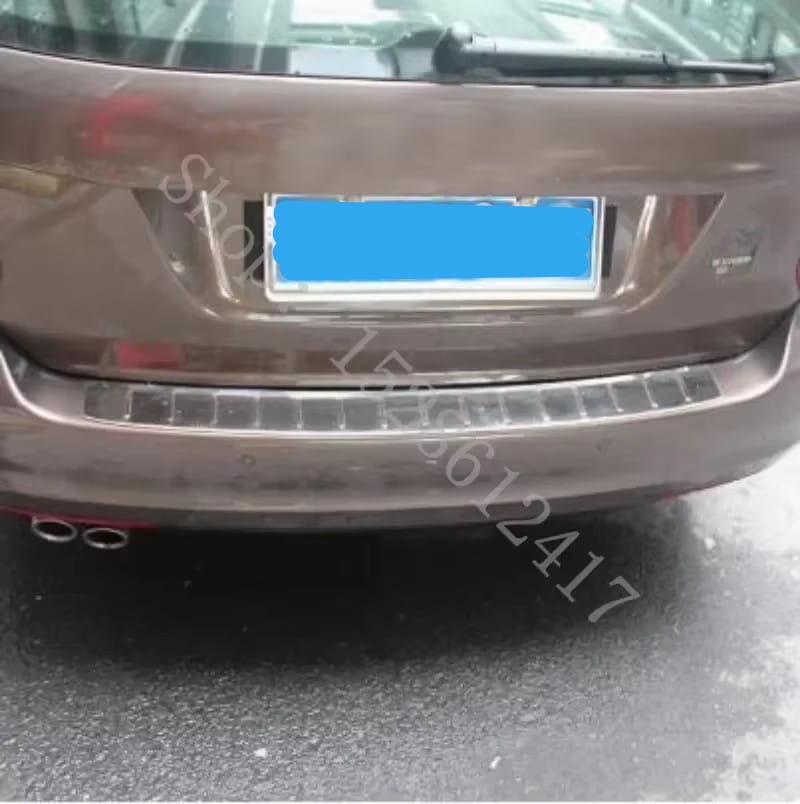 Verchromte Vw Golf 6 Mk6 Heckklappen-/Türschwellen-Abdeckung des hinteren Stoßfängerschutzes mit schlanker, gerippter Textur und integrierten Befestigungsclips, dargestellt von der Rückseite.