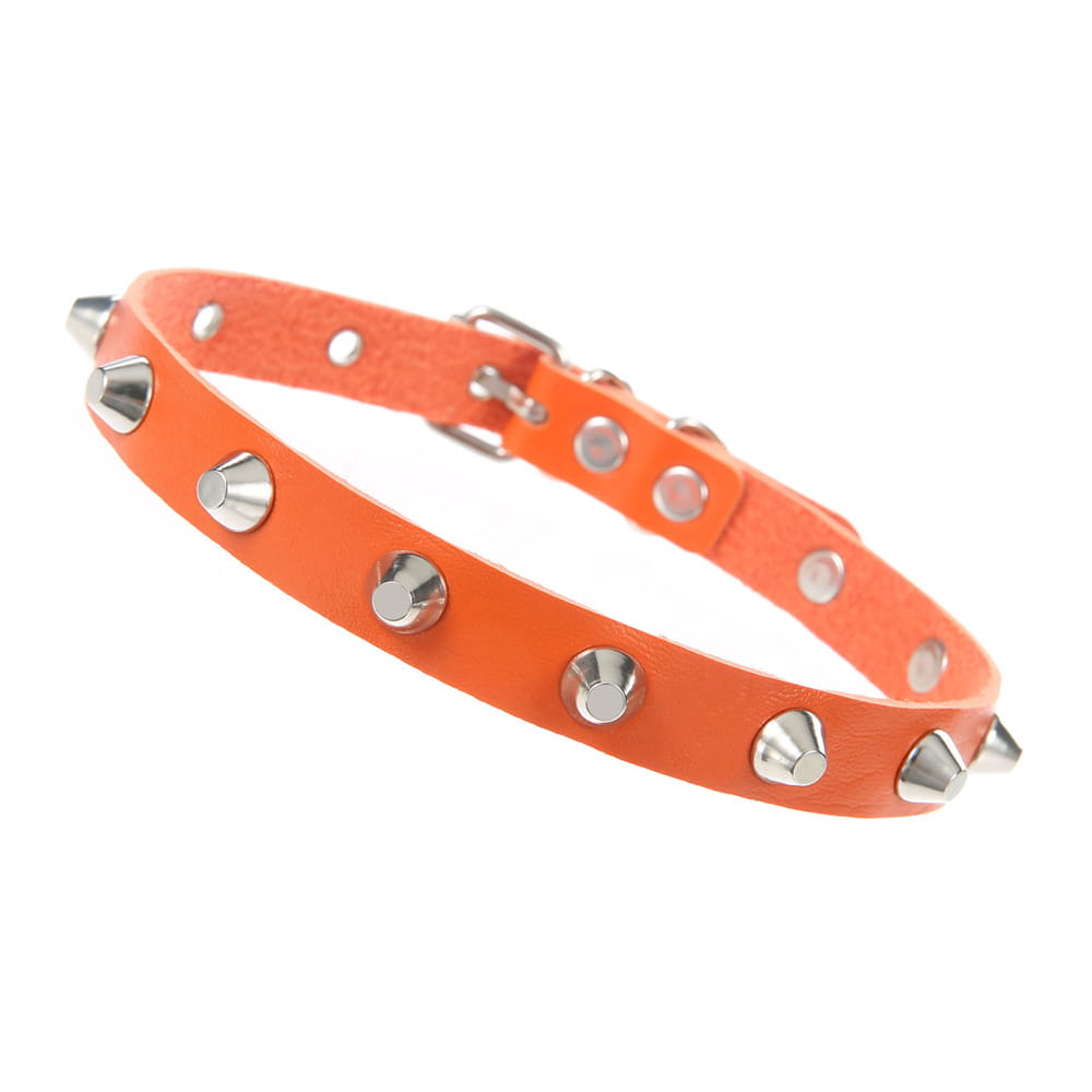 ras-cou en cuir orange à pointes style punk, col orné de pointes métalliques à tons argentés et d'une boucle assortie, pour la soirée, les fêtes ou pour un style de ras-cou à pointes punk.
