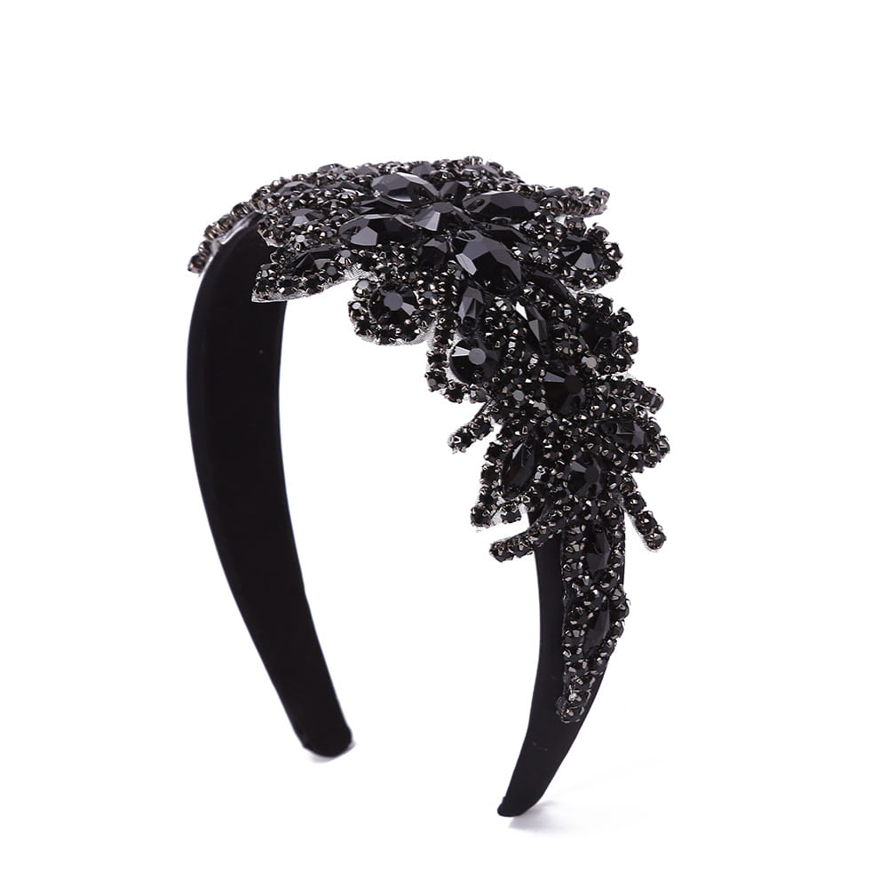 Le serre-tête en fleurs de strass sur velours noir présente un motif floral complexe composé de cristaux noirs étincelants, pour un usage élégant d’accessoire de coiffure.