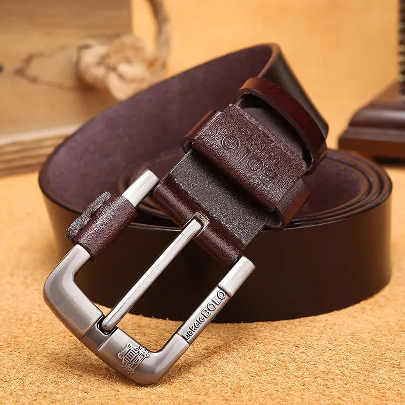 Cinturón de hombre de cuero genuino en color marrón con hebilla de aleación de plata que presenta el nombre de la marca bekle bolo grabado en la hebilla.