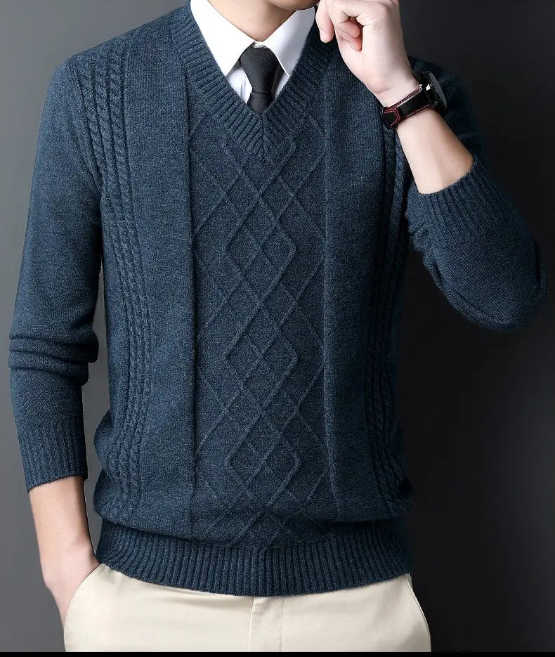 Dunkelblauer Herren-V-Ausschnitt-Strickpullover mit aufwendigen Diamant- und Zopfmuster-Designs, ideal für lässige Winterkleidung.