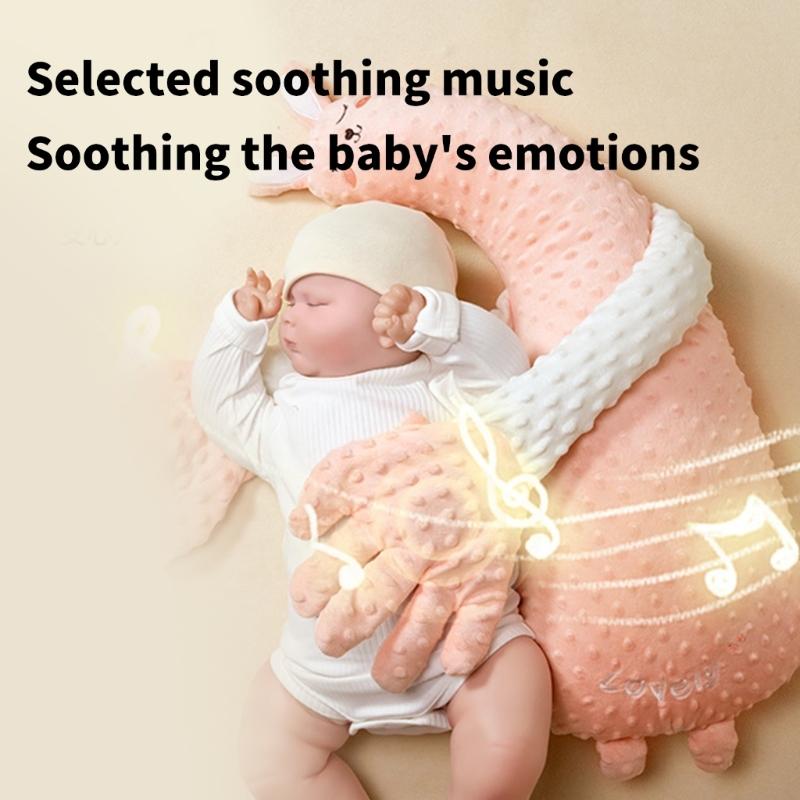 Weiche rosa strukturierte Plüsch-Baby-Komfortdecke mit sanften Konturen und taktilen Erhebungen, gestaltet als beruhigende Baby-Schlafhilfe-Plüschhandpuppe.