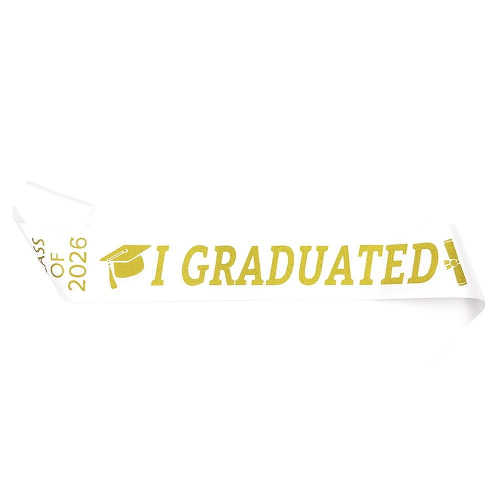 Écharpe de graduation en satin blanc pour la promotion de 2026, avec lettrage en feuille d’or et icônes.