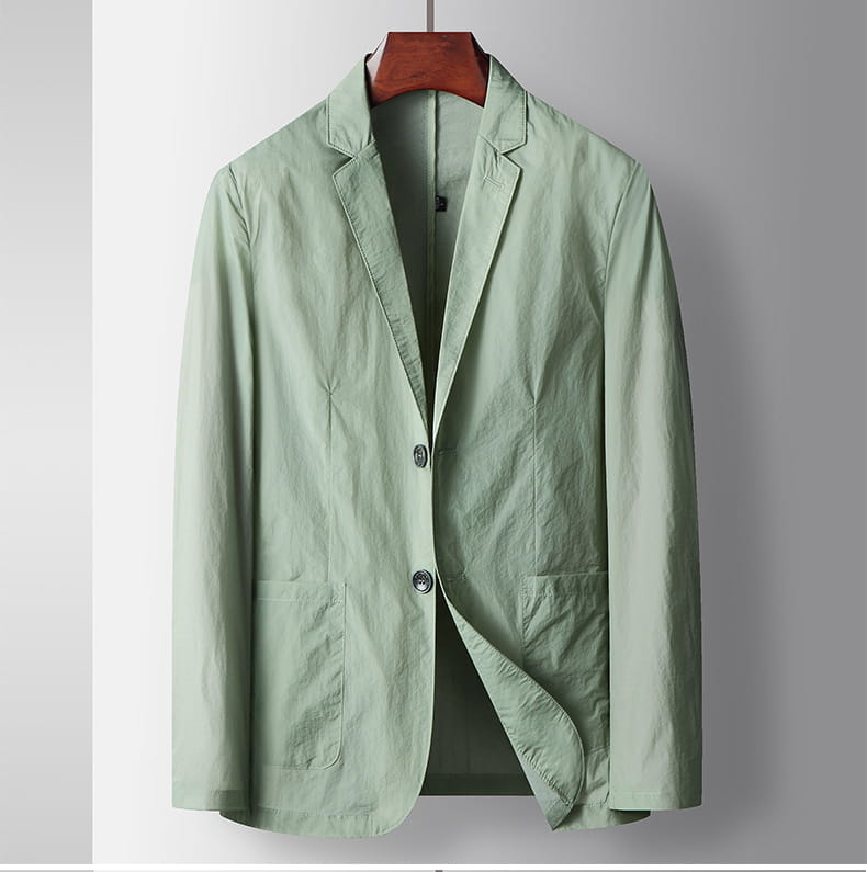 Ein hellgrüner Herren-Freizeit-Polyester-Blazer-Anzug mit dezentem Strukturrelief und zwei Knöpfen vorne, ideal als Blazer-Anzugjacke für den Herren-Hombre-Stil