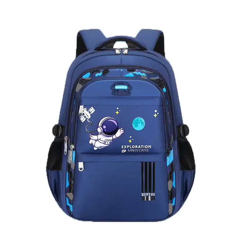 Der blaue Jungen-Astronauten-Schulrucksack verfügt über ein wasserabweisendes Design mit Aufdruck eines Cartoon-Astronauten, hellblauen Akzenten und schwarzen Mesh-Seitentaschen.