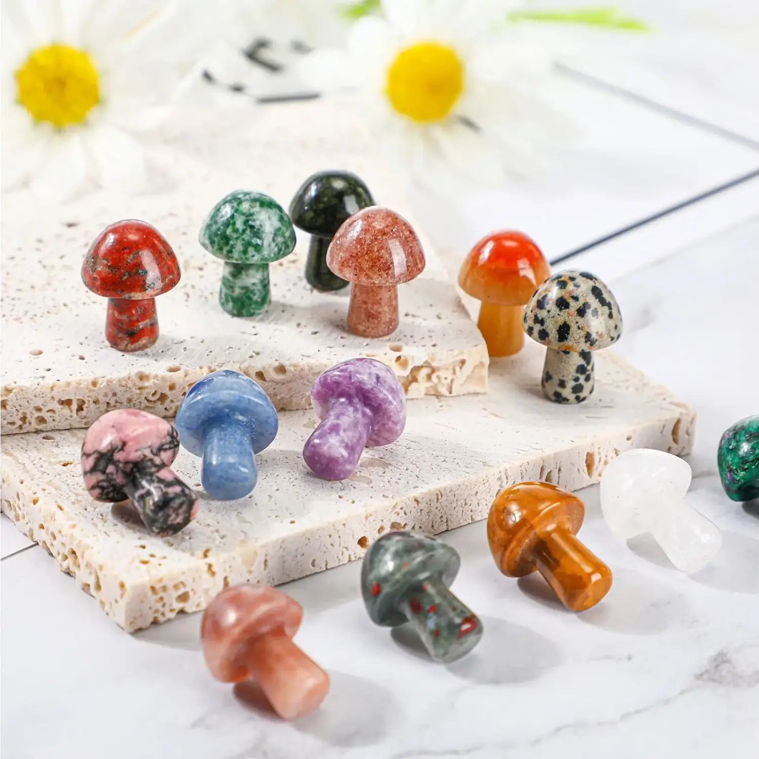 Una colección de coloridas figuras de hongos de gema pulida en rojo, verde, morado y naranja para la decoración natural de mini jardines con cristales.