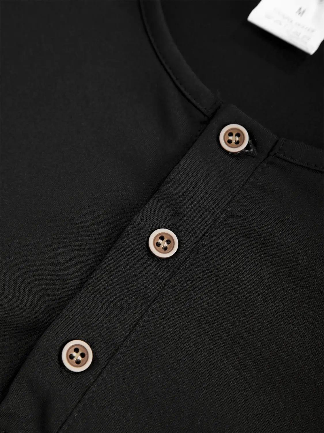 Herren-Langarm-Henley-Shirt als lässiger Basic-Pullover in Schwarz mit drei hellbraunen Vierlochknöpfen auf einem knopfbaren Oberteil